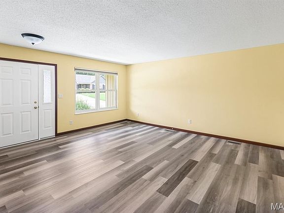 3rd image of 304 Brian Dr