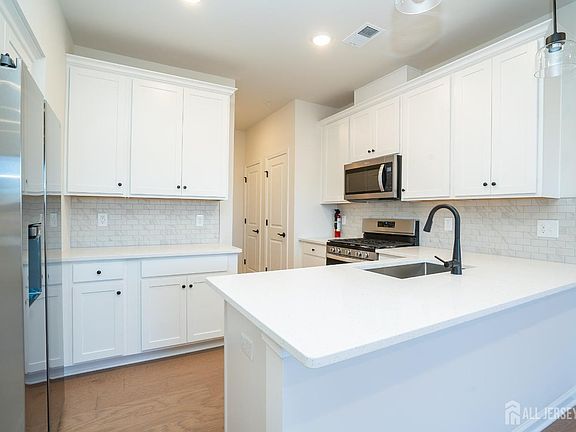 5th image of 220 Jessie Pl