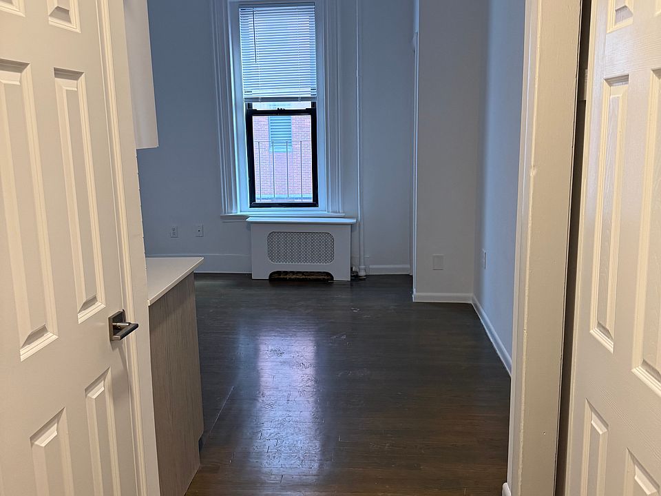 2nd image of 200 Newbury St #1