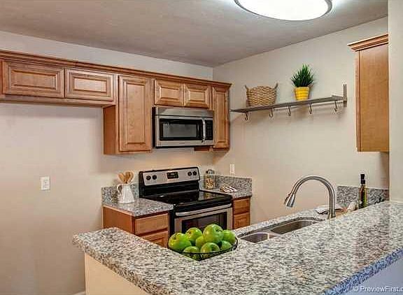 5th image of 3549 Castle Glen Dr Unit 105