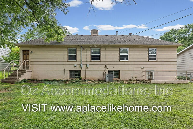 3 bed, 2.0 bath, 1021 sqft, $1,795 — Photo 4