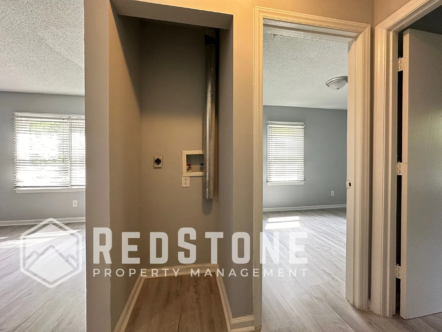 2 bed, 1.0 bath, $915 — Photo 3