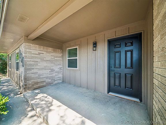 4th image of 800 W 6th St
