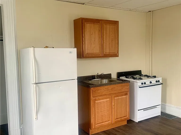 146 E 2nd St #7 — Photo 3