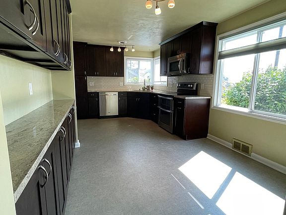 Bright and spacious kitchen with lots of cupboards