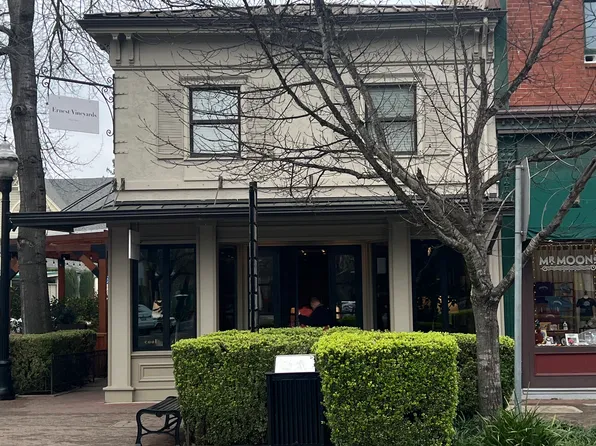 124 Plaza St #1, Healdsburg, CA 95448