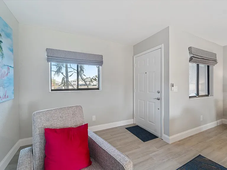 610 SW 47th Ter #4 — Photo 8