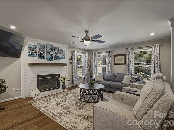 5th image of 204 Constitution Dr