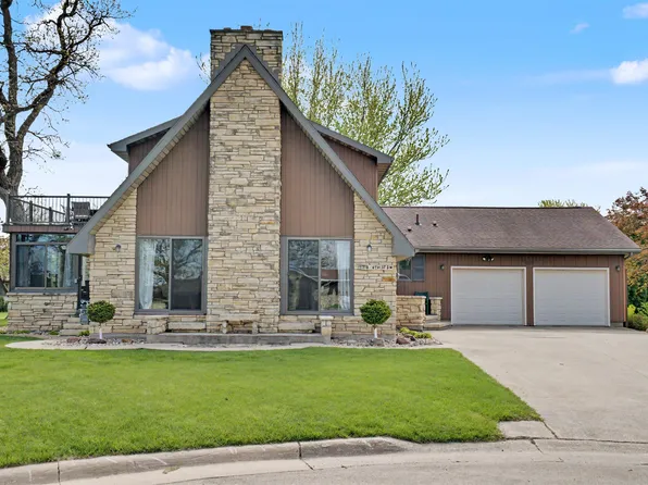 1318 4th St SW, Dyersville, IA 52040