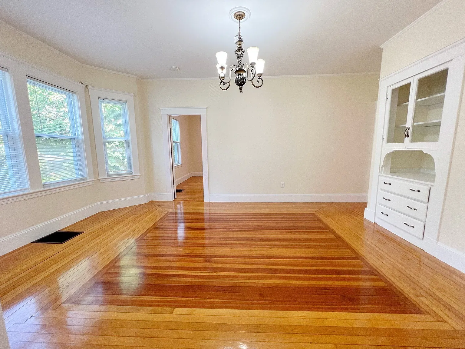 2 bed, 1.0 bath, 1100 sqft, $2,550 — Photo 3