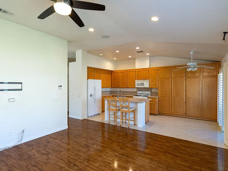 652 Teresa St — Photo 12
