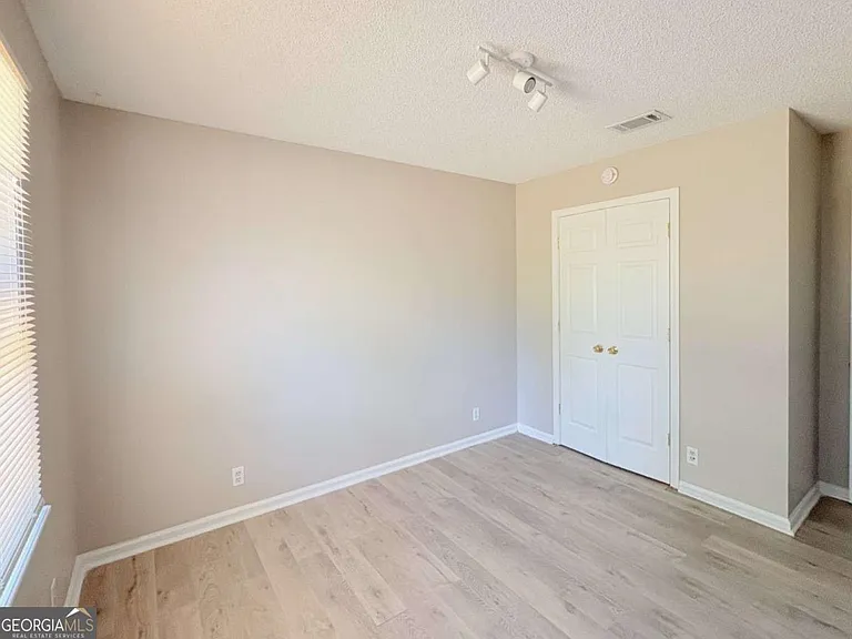 142 Woodvalley Ct — Photo 36