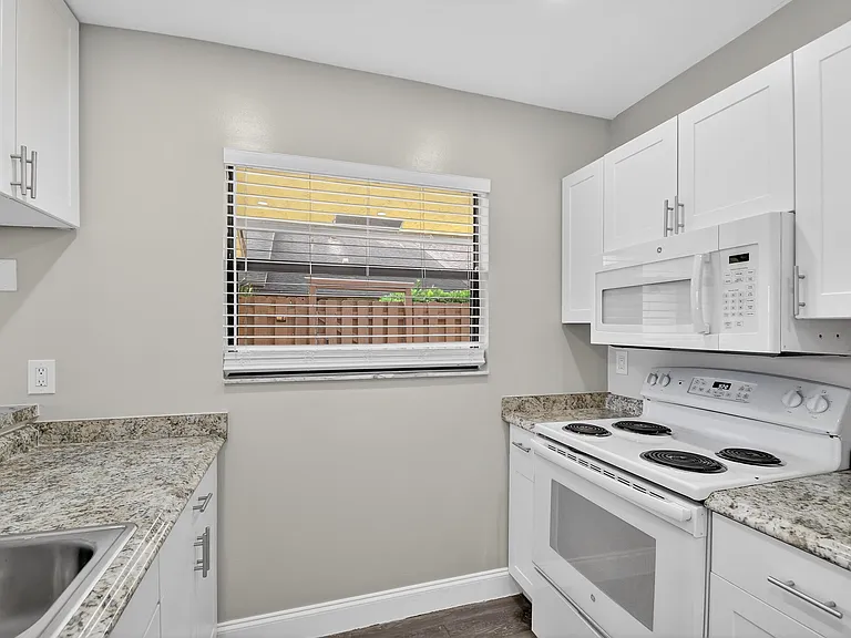 484 Springdale Cir #48D — Photo 6