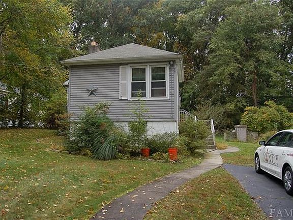 2nd image of 20 Hollow Brook Ln