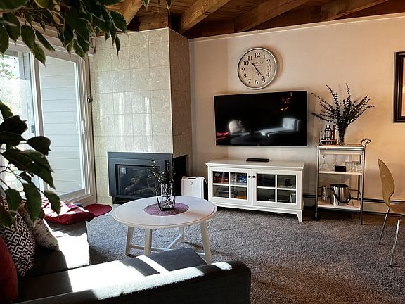 Living Room - Gas Fireplace and 55" TV