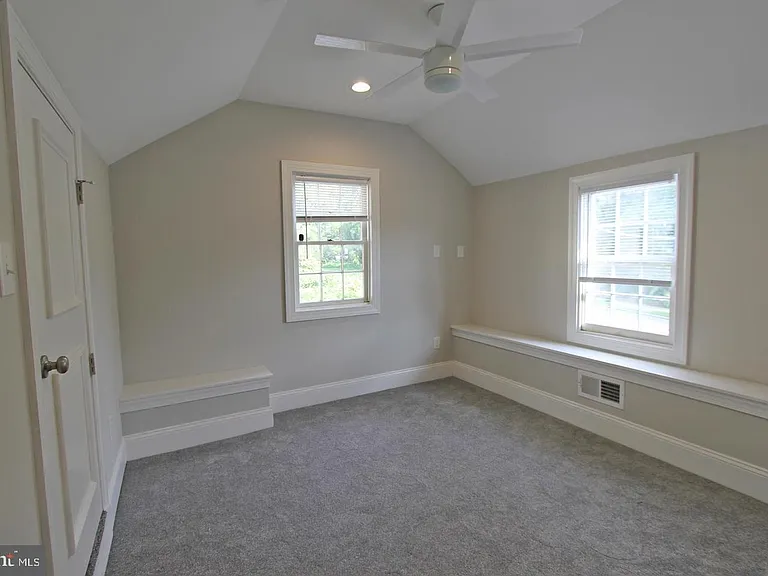 233 E Montgomery Ave — Photo 8
