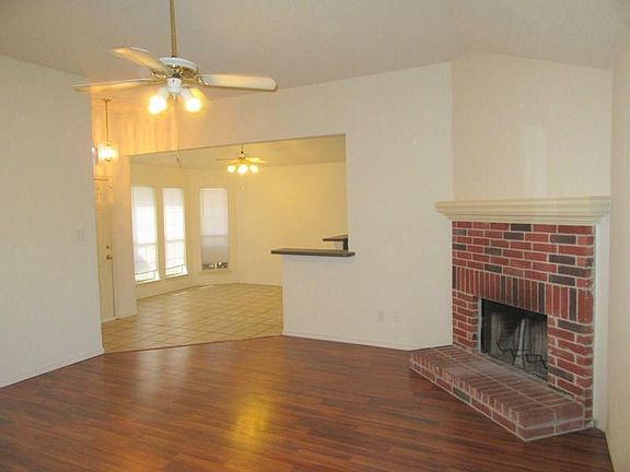 3rd image of 1401 London Dr