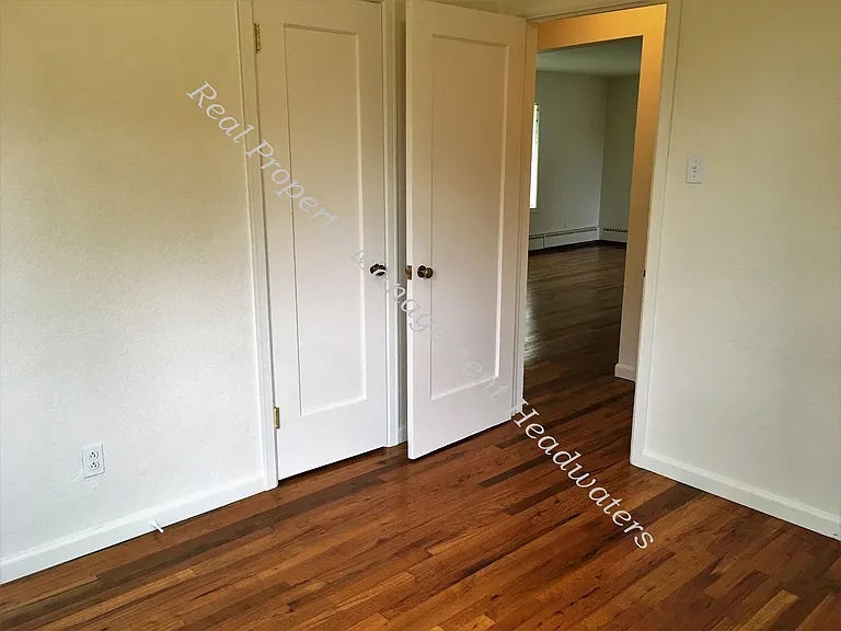 820 E Broadway St — Photo 9