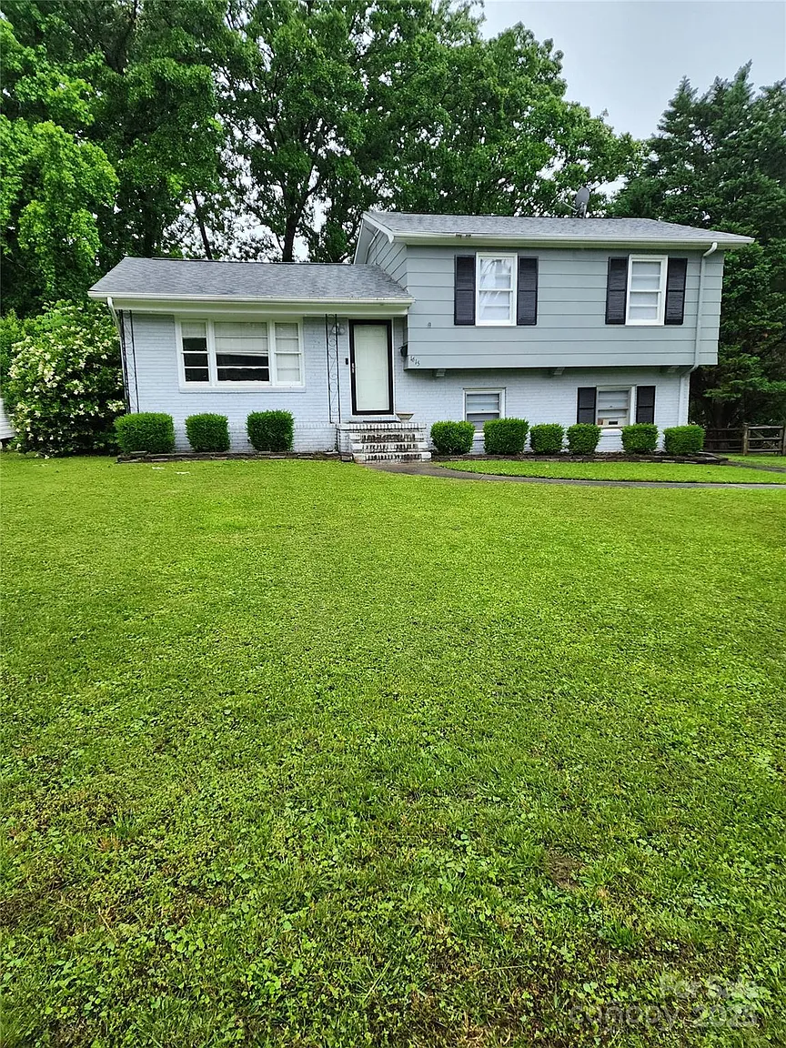 1615 Grovewood Dr photo 1