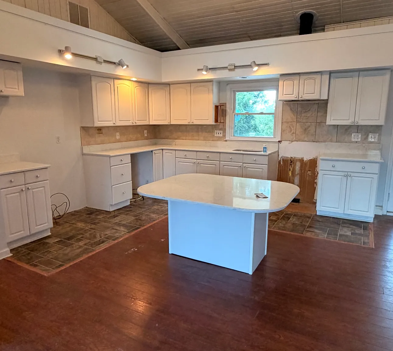 3 bed, 1410 sqft, $2,907 — Photo 4