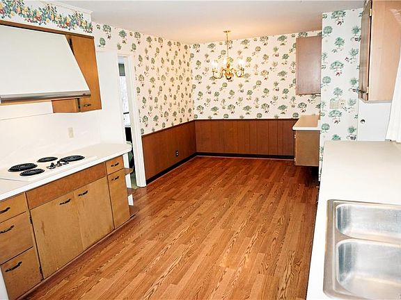4th image of 24 Wayside Ct