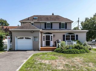 6 Gildersleve St, Merrick, NY 11566