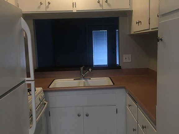4th image of 468 Woodlawn Ave APT D