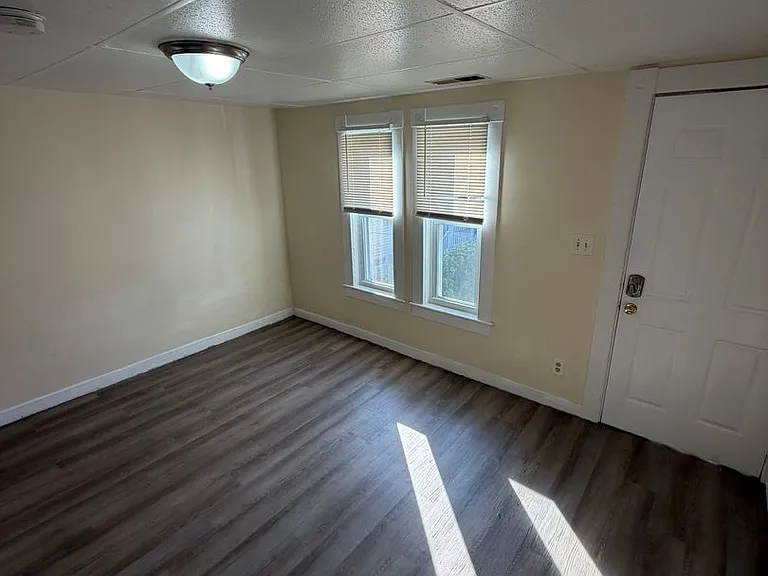 12 Varney St #2-R — Photo 4
