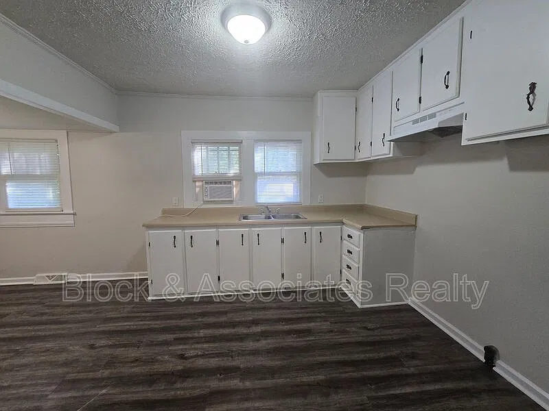 2 bed, 1.0 bath, $995 — Photo 3