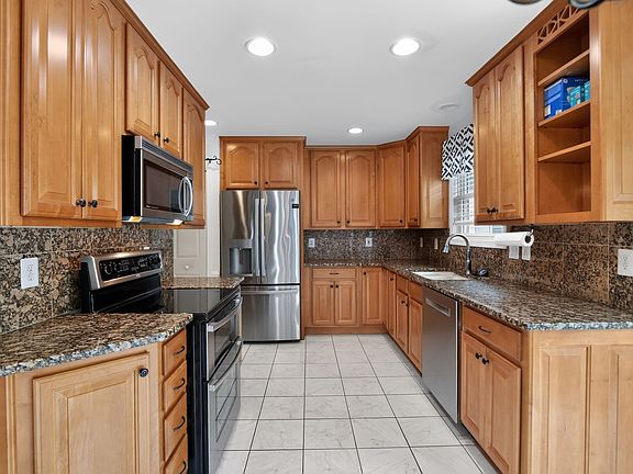 2nd image of 39 Thornberry Ln
