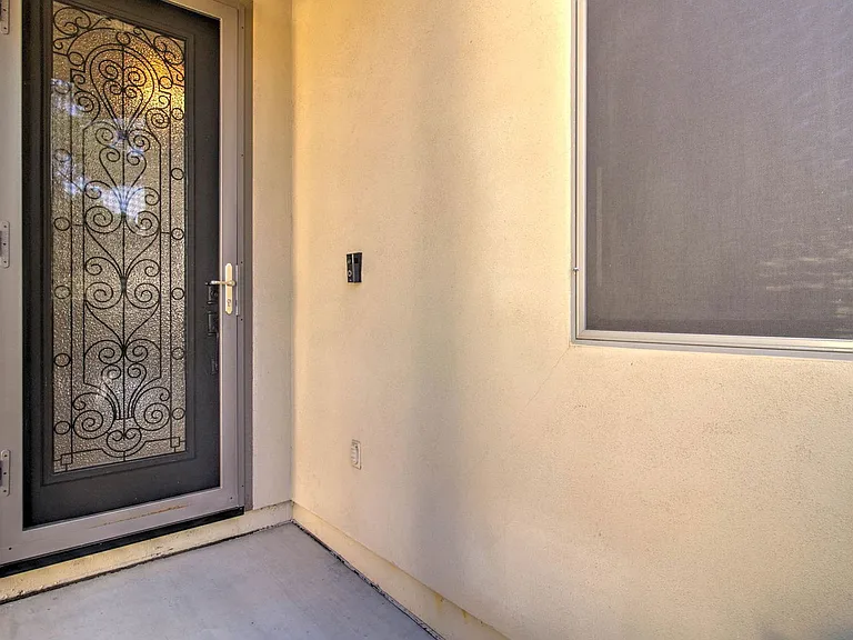 1833 W Periwinkle Way — Photo 4