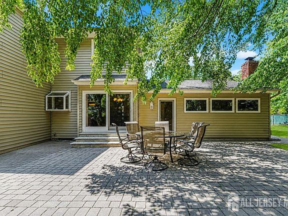 4th image of 18 Wedgewood Ct