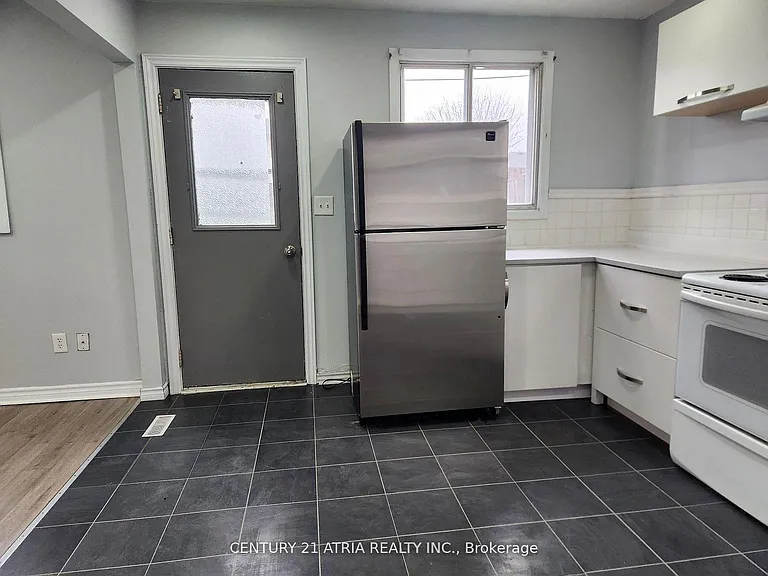 49 Lawrence Cres #BASEMENT — Photo 4
