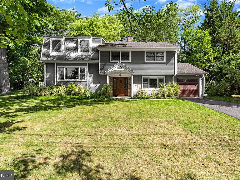 38 Robert Rd — Photo 1