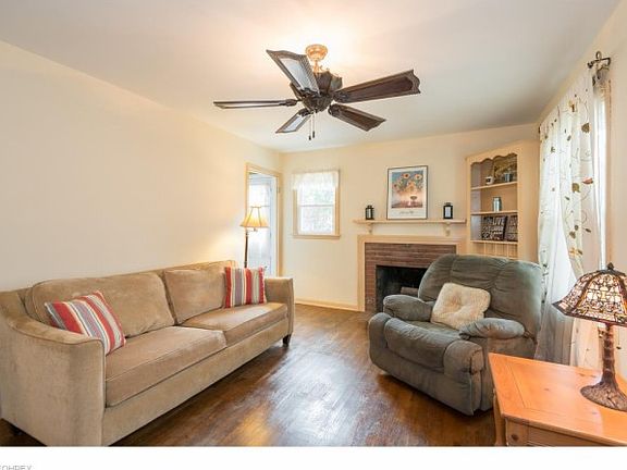 5th image of 925 Warwick Dr