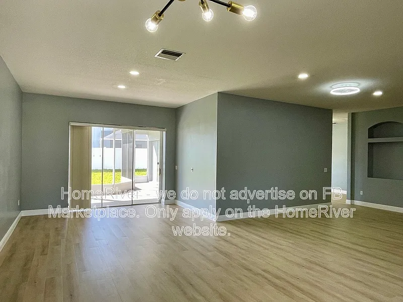 4 bed, 3.0 bath, 2828 sqft, $2,995 — Photo 2