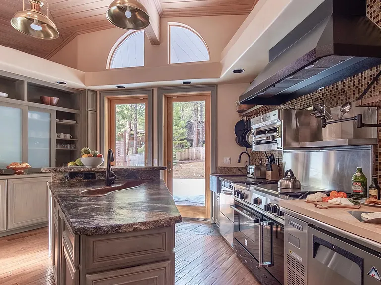756 Lakeshore Blvd — Photo 25