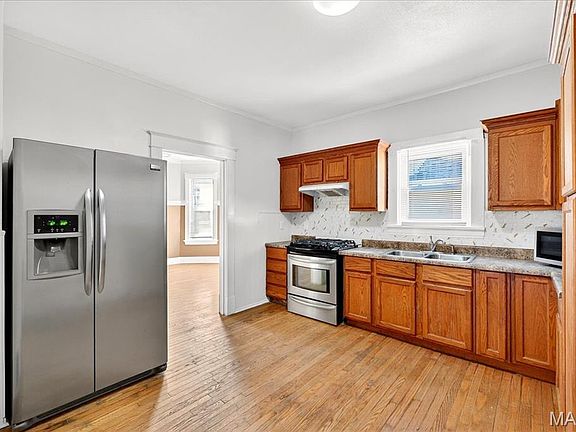 4th image of 2411 Grand Ave