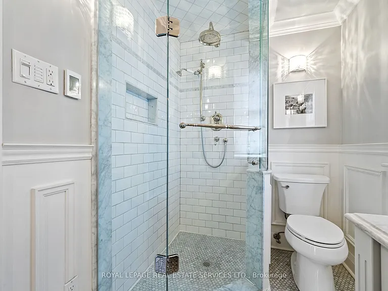 60 Thompson Ave — Photo 33