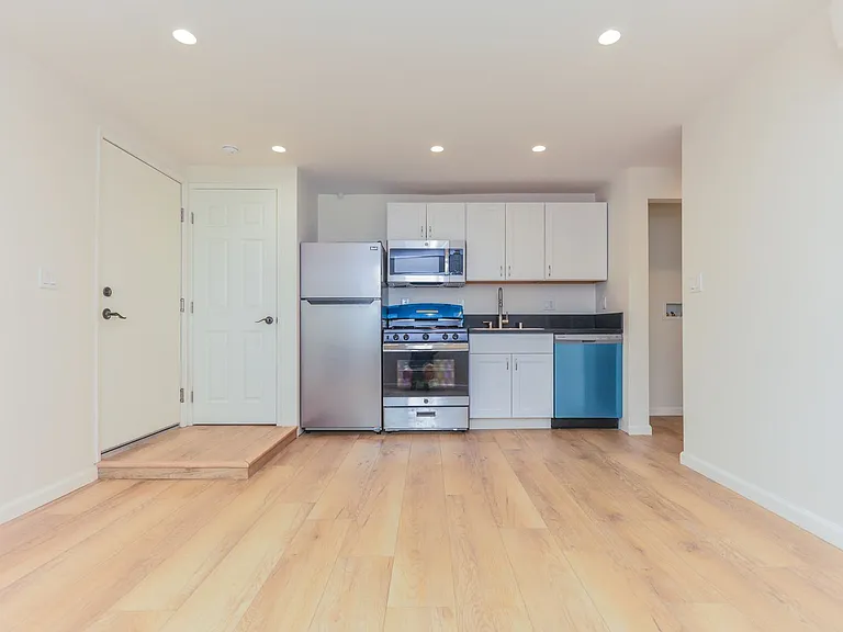 1855 Euclid Street Residences — Photo 2