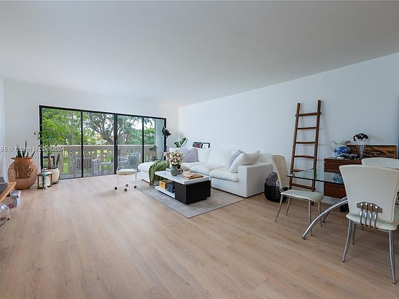 5th image of 800 NE 195th St APT 206