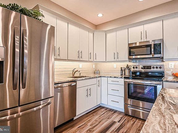 3rd image of 44838 Tiverton Sq
