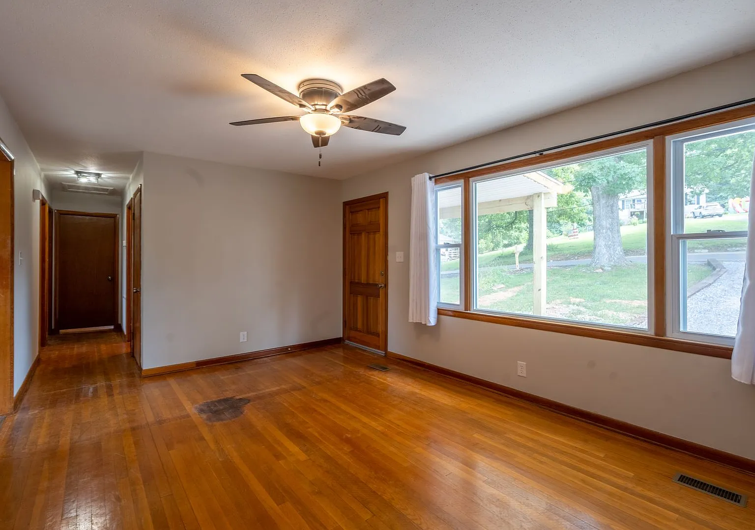 2+ bedrooms and 1.5bath house with office space and partially finished basement — Photo 2