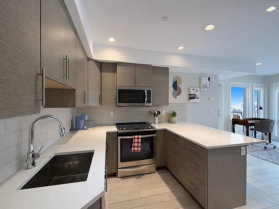 5th image of 108 23rd Ave SW #302