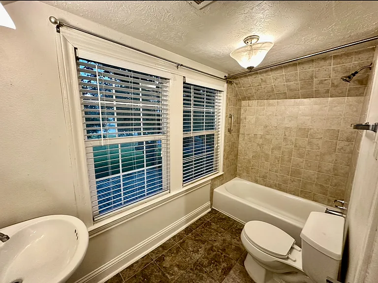 212 W Hunnicutt Ave #1 — Photo 11