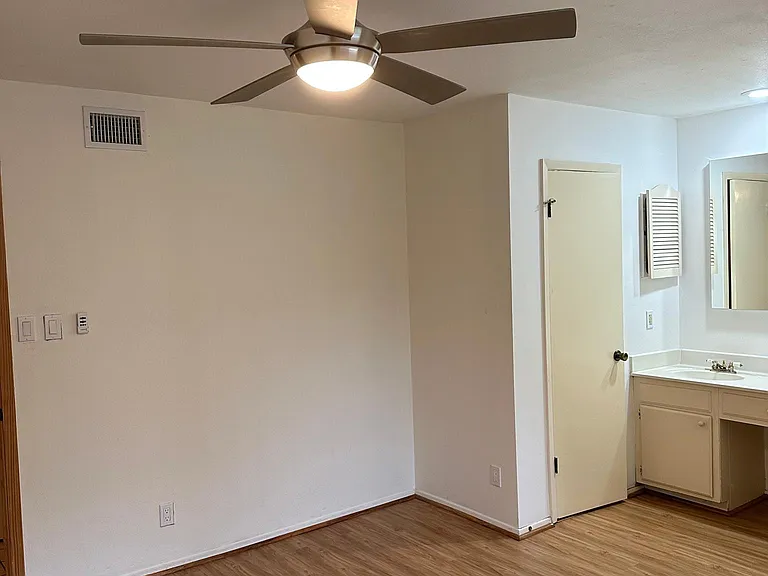 701 The High Rd #A — Photo 24