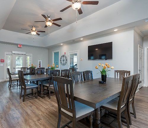 4th image of 372 Ash St #372