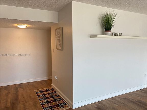 3rd image of 18021 Biscayne Blvd APT 1804