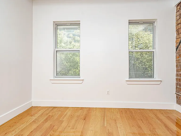 33 Montrose Ave #2L — Photo 2