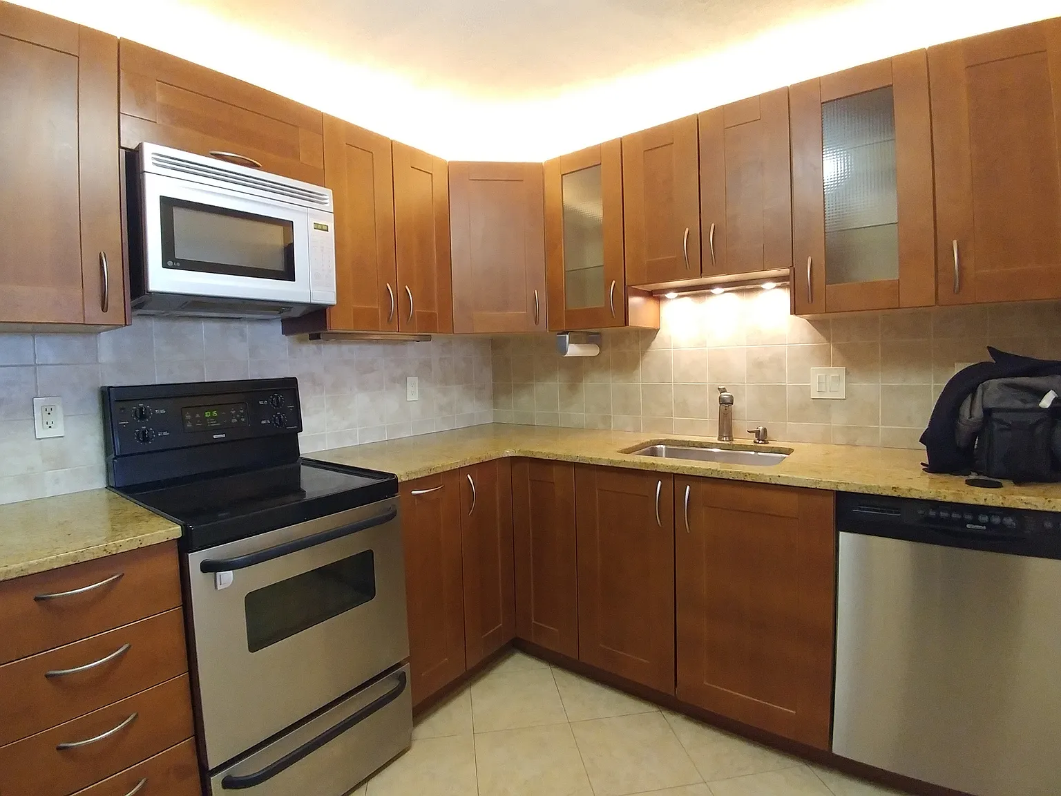 2 bed, 1050 sqft, $3,400 — Photo 4